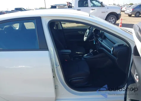 2021 Kia Forte Lxs z USA, uszkodzony, nr VIN 3KPF24AD8ME349630